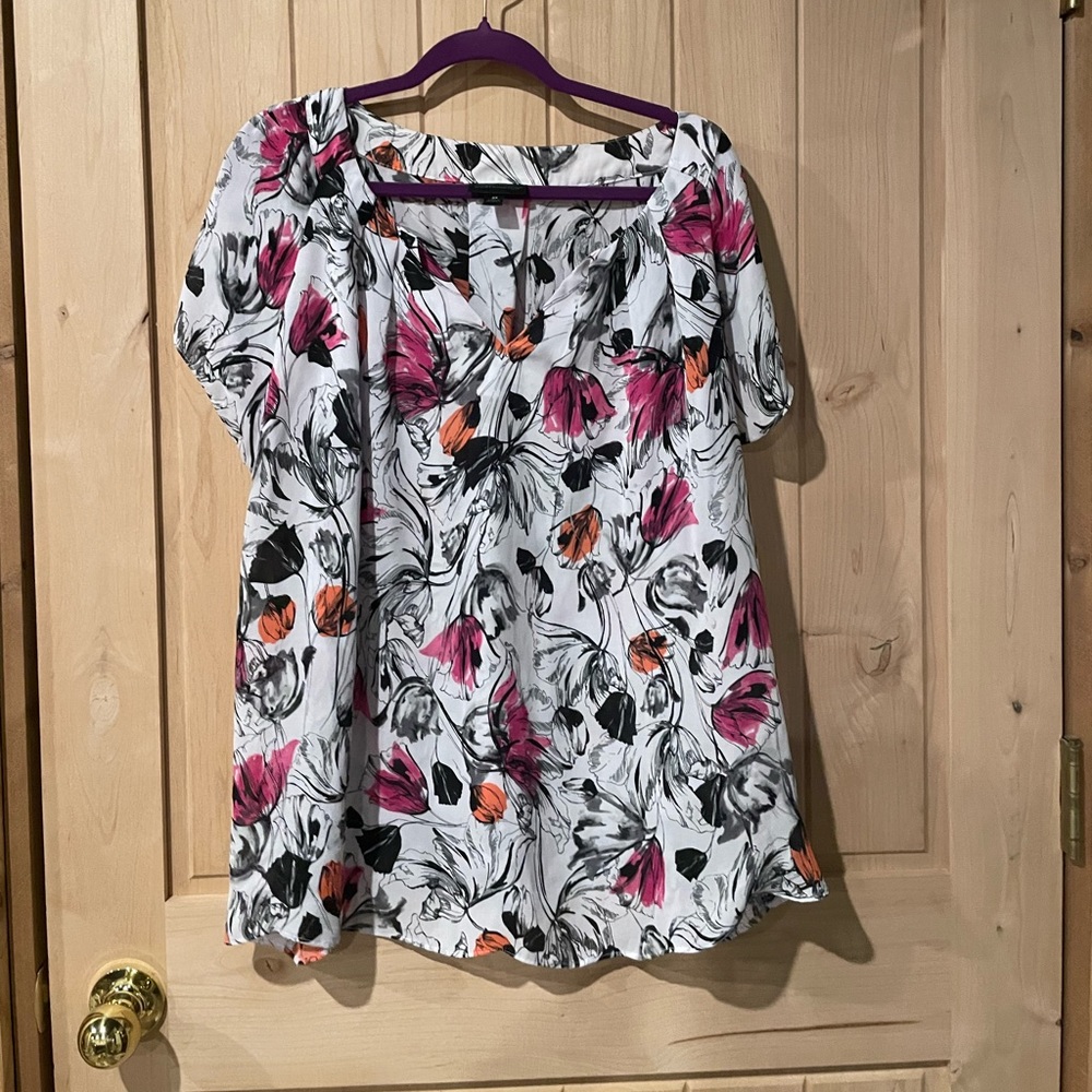 Worthington 3X super soft and flowy top. V-neck. Pink and orange flowers. EUC